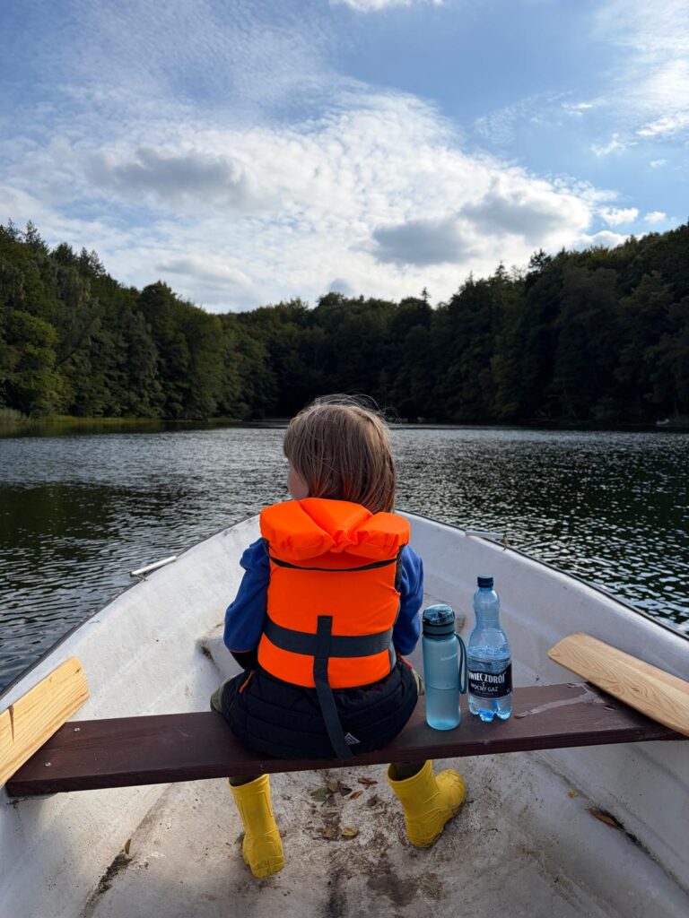Ognisko przy domku do wynajęcia w Bogaczewie nad jeziorem Narie. Przyjemny sposób na wspólne wieczory podczas rodzinnego lub weekendowego wypoczynku na Mazurach.